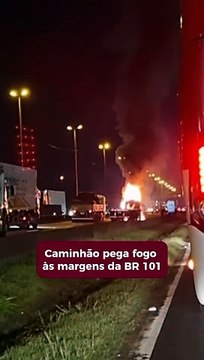 Caminhão pega fogo às margens da BR 101