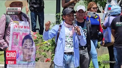 Descargar video: Normalistas de Ayotzinapa atacan cuartel militar de Iguala