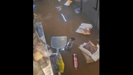 집중호우로 주민 5백여 명 대피...열차 지연 속출 / YTN