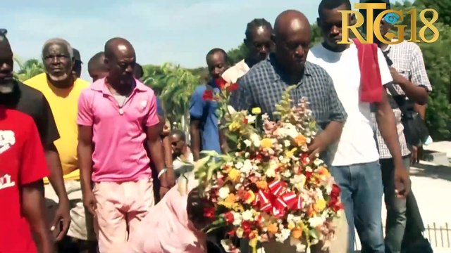 FREN, FRONORHSD depoze yon jèb flè nan pye moniman Jn Jacques Dessalines pou 266 lane nesans anperè