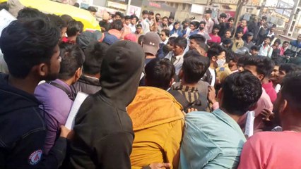 इन्टरव्यू के दौरान छात्रों ने किया लेडी रिपोर्टर से किया MISBEHAVE