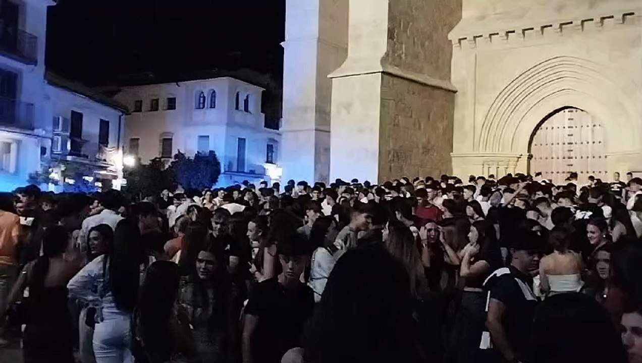 La velá de Santa Marina provoca aglomeraciones y botellones en el entorno de Conde de Priego