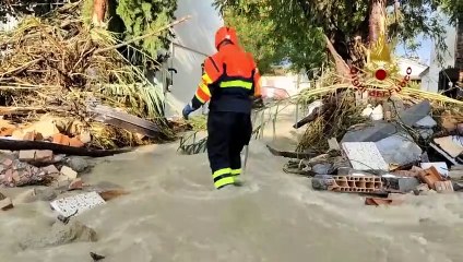بعد الفيضانات المدمرة: الإيطاليون يعودون إلى منازلهم ويؤازرون جهود عمال الإنقاذ لمواجهة الأضرار