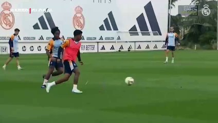 Скачать видео: Arda Güler, Real Madrid'e futbolun aslında eğlenceli olması gerektiğini tek hareketle gösterdi