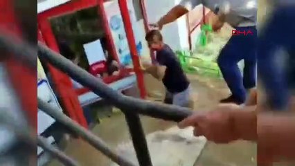 Zincir market sular altında kaldı, çalışanları vatandaş kurtardı