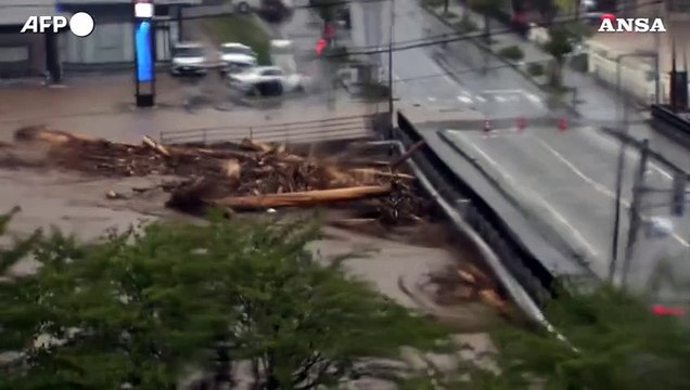 Giappone, 60 mila evacuati e un disperso per le forti piogge