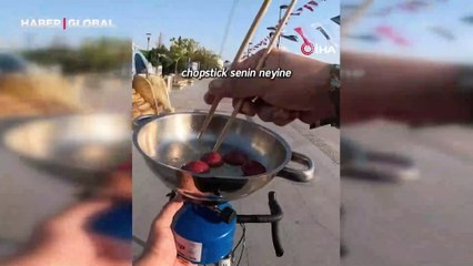 Görenleri "yok artık" dedirten olay! Bisiklet sürerken sucuklu yumurta yaptı