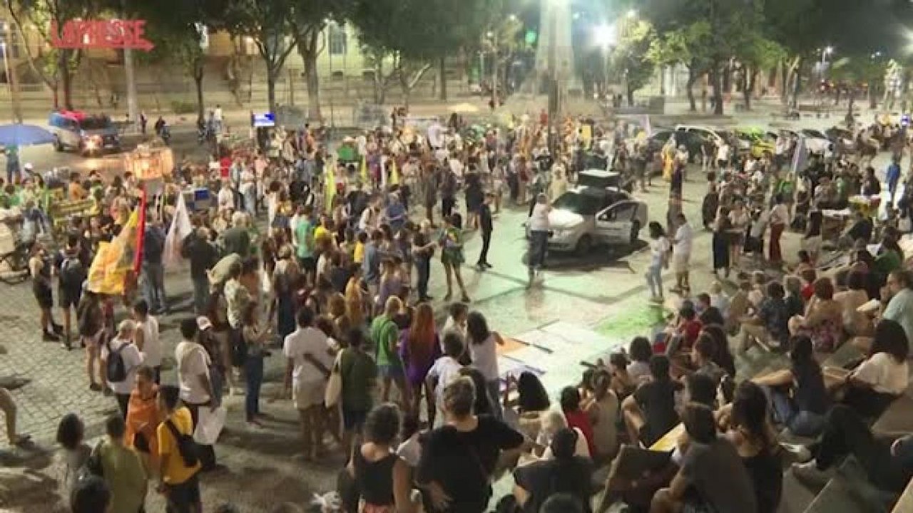 Rio de Janeiro, la protesta degli attivisti ambientali: centinaia di persone affollano il centro