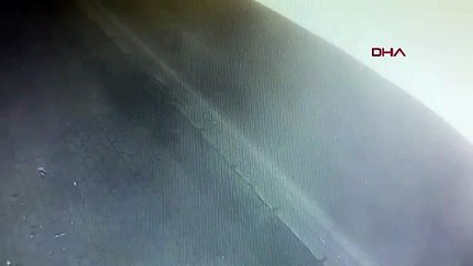 Bursa'da, ehliyetsiz sürücünün kullandığı otomobil kaldırıma çıktı; 4 kişinin yaralandığı kaza kamerada