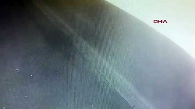 Bursa'da, ehliyetsiz sürücünün kullandığı otomobil kaldırıma çıktı; 4 kişinin yaralandığı kaza kamerada