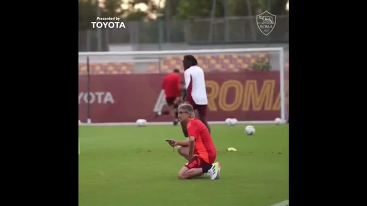 Mile Svilar, portiere delle Roma, vola all'incrocio dei pali: ecco l'incredibile tuffo