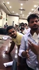 "बैंक कर्मचारी कामचोरी के आरोपों में घिरे: ग्राहकों को हो रही भारी परेशानी"