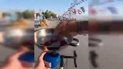 Bisiklet sürerken sucuklu yumurta yaptı