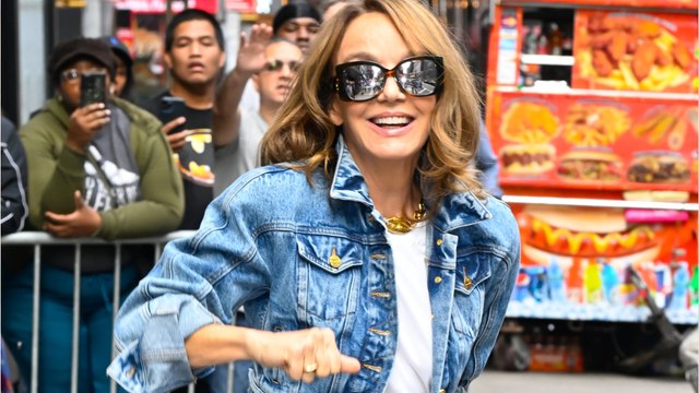 GALA VIDEO - Philippine Leroy-Beaulieu en jupe et veste en jean : à 61 ans, la star d’Emily in Paris fait sensation à New York