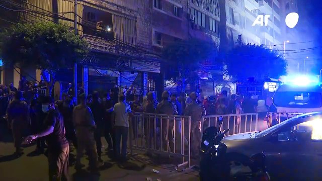 انتشال أحد الجرحى من بين الركام في ضاحية بيروت الجنوبية