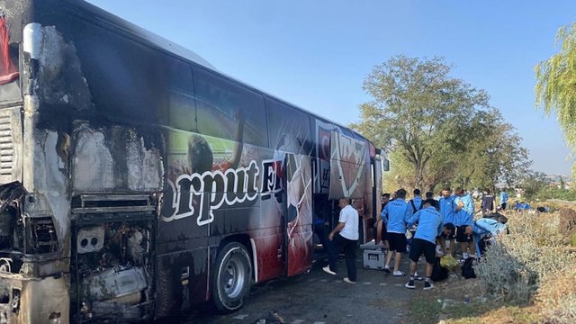 Futbolcuları taşıyan otobüs yandı!