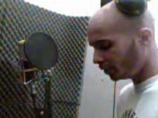 Albinos Williams pose au studio