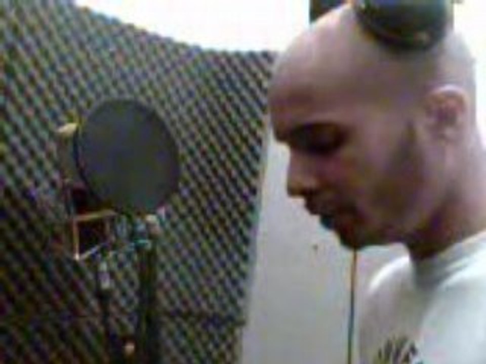 Albinos Williams pose au studio