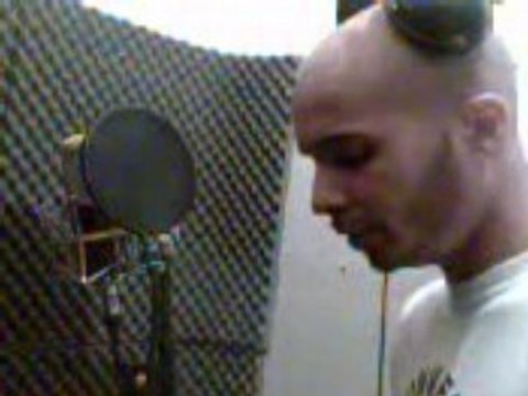 Albinos Williams pose au studio