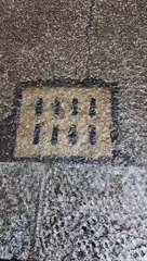 Tombini intasati con la pioggia: una scena abituale sulle nostre strade