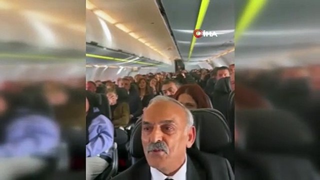 Uçakta şarkı söyledi, herkes hostes sandı ama gerçek bambaşka çıktı