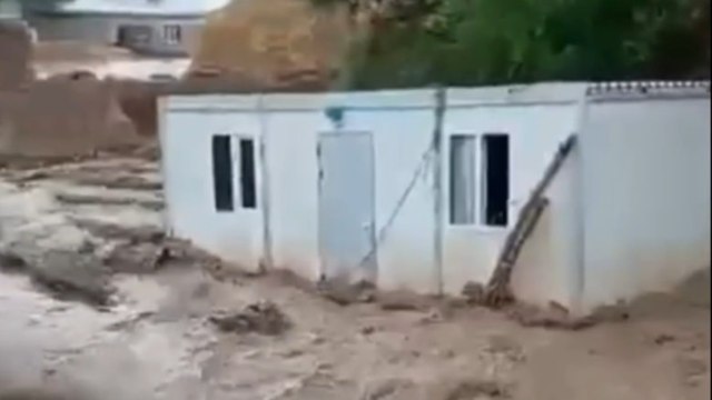 Başkale'de sel suları yaşam konteynerini sürükledi