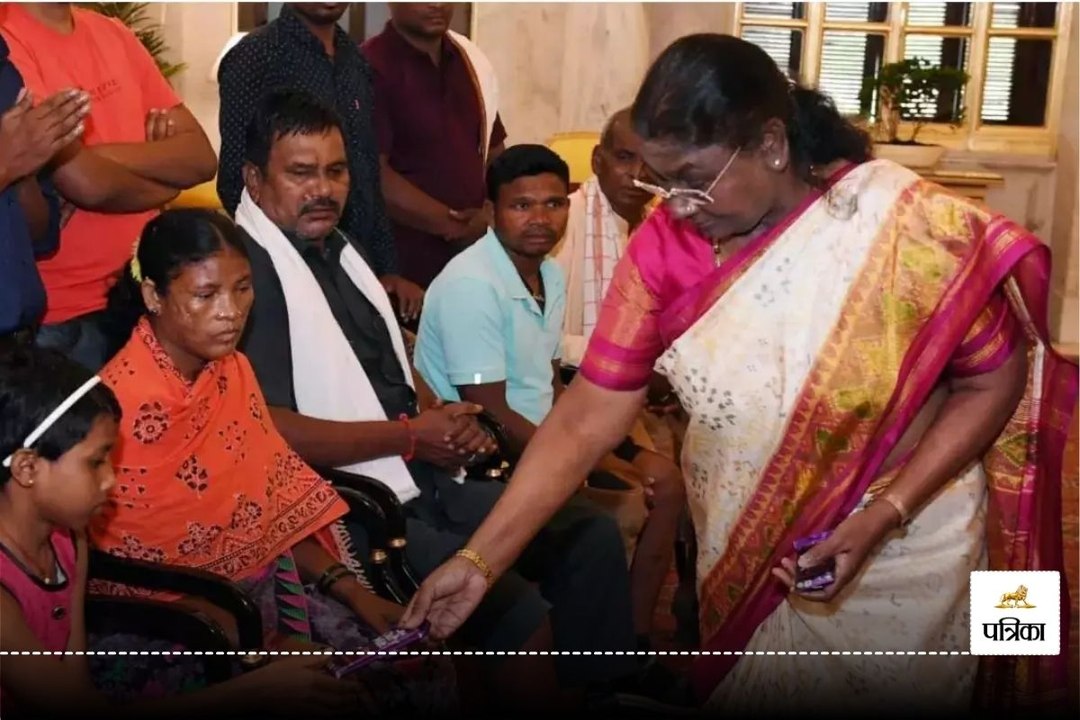 Bastar Naxal Victims: राष्ट्रपति भवन पहुंचे नक्सल पीड़ित, दर्दभरी कहानी सुनकर भावुक हुईं द्रौपदी मुर्मू, देखें Video
