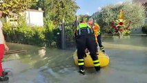 Alluvione, salvataggio dei vigili del fuoco: il video