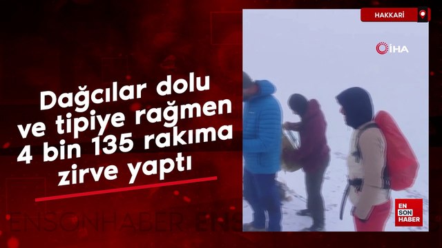 Yüksekovalı dağcılar dolu ve tipiye rağmen 4 bin 135 rakıma zirve yaptı