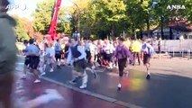 Oktoberfest, centinaia di persone corrono per accaparrarsi i posti migliori