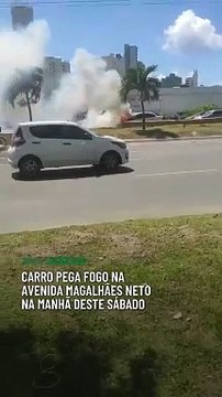 Carro pega fogo na Avenida Magalhães Neto na manhã deste sábado