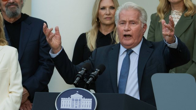 Los actores de la serie 'El ala Oeste de la Casa Blanca' recibidos por Jill Biden