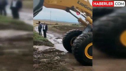 Ahlat'ta Sel Nedeniyle Kapanan Köy Yolları Açıldı