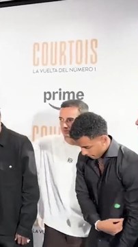 El vacile de Lucas a Vini en pleno photocall del evento de Courtois