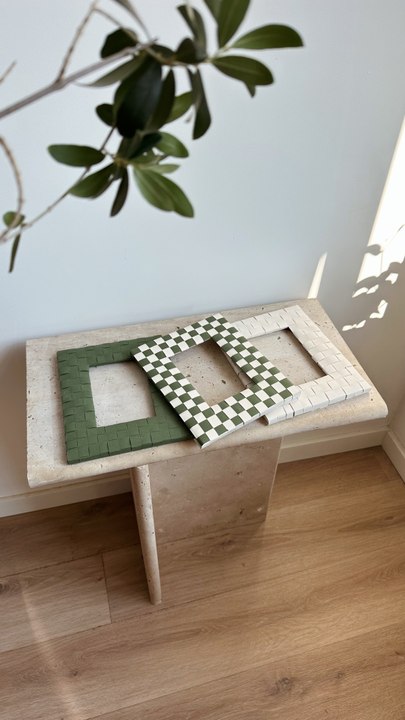 Ne jetez plus vos vieux cadres, customisez les pour quelques € avec du papier coloré