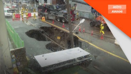 Dua trak terjatuh akibat tanah jerlus