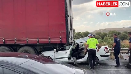 Kamyona Arkadan Çarpan Sürücü Hurdaya Dönen Araçtan Sağ Çıktı