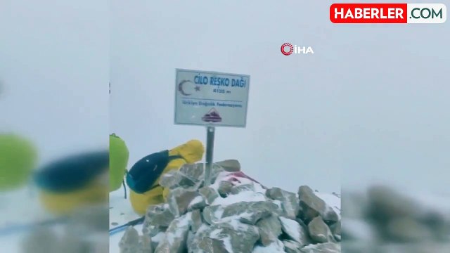 Yüksekovalı Dağcılar Dolu ve Tipiye Rağmen Zirveye Ulaştı