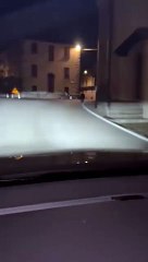 Download Video: L'orso inseguito da un'auto nel centro di Livemmo, in Vallesabbia