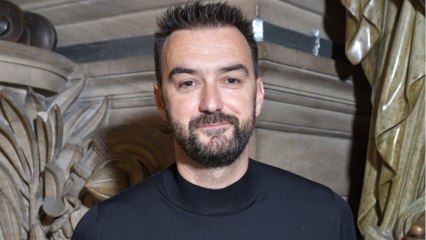 GALA VIDEO - Cyril Lignac papa gaga : tour de manège avec son petit Léo, 2 ans