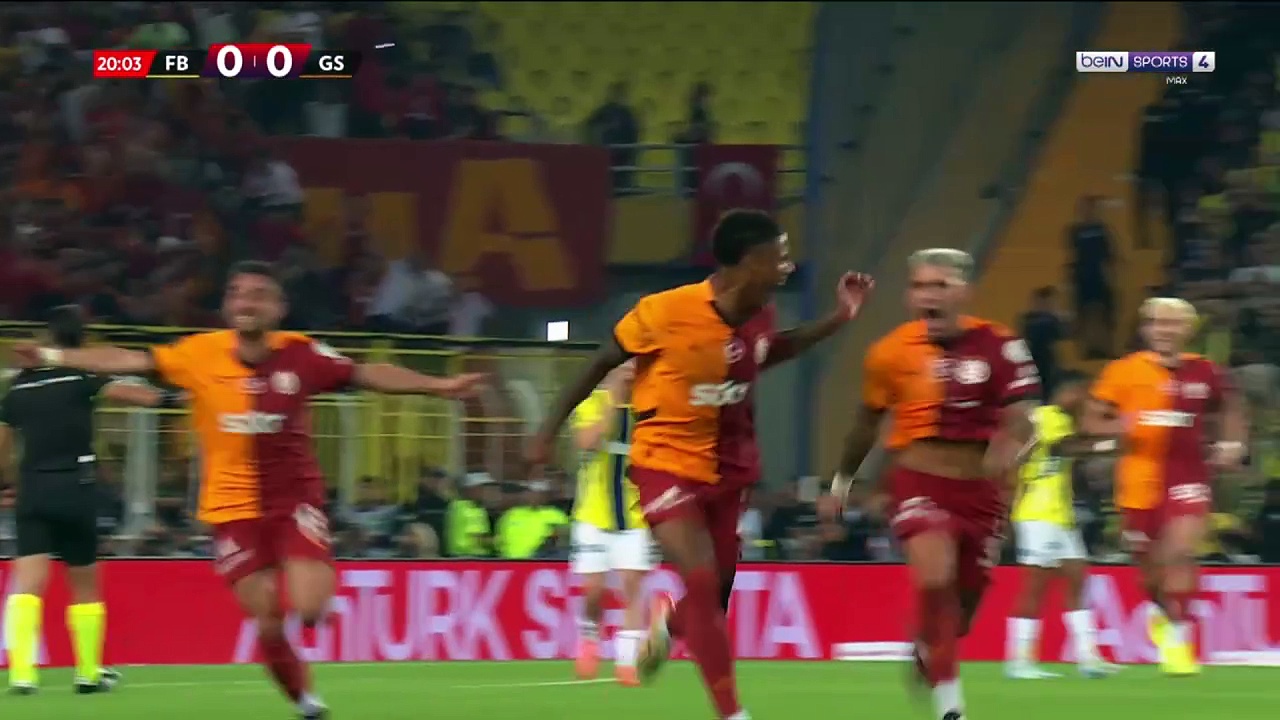 Süper Lig : Le but incroyable de Lucas Torreira qui lance le derby entre Galatasaray et Besiktas !