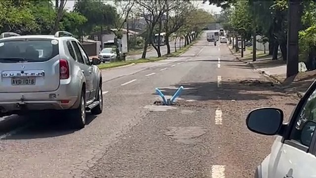 Piscininha, amor : Moradores usam espaguetes de piscina para sinalizar buraco em Cascavel
