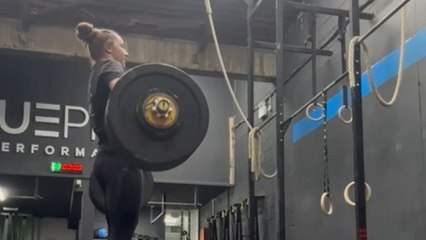 CrossFitter risks her neck while attempting a new PR in Hang Snatch