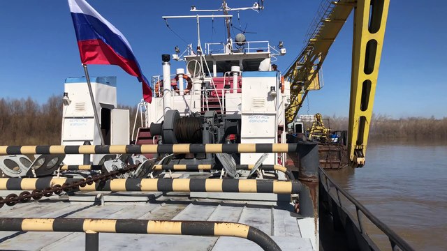 РТ-452 и плавкран КПЛ-693 выходят из Затона на р.Обь - Навигация 2024 (17 апреля) без музыки