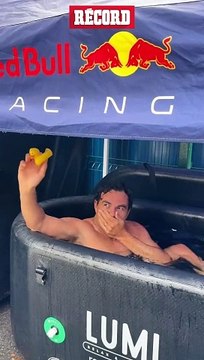 Red Bull exhibe a Checo Pérez mientras se daba un baño en Singapur