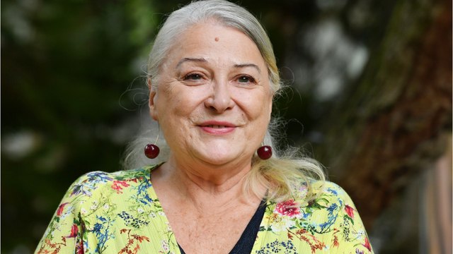 GALA VIDEO - Josiane Balasko solidaire avec les membres du Splendid : “On ne dit pas de mal de la famille”