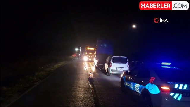 Çorum'da Konteyner Yüklü Tır Devrildi, Yol Trafiğe Kapandı