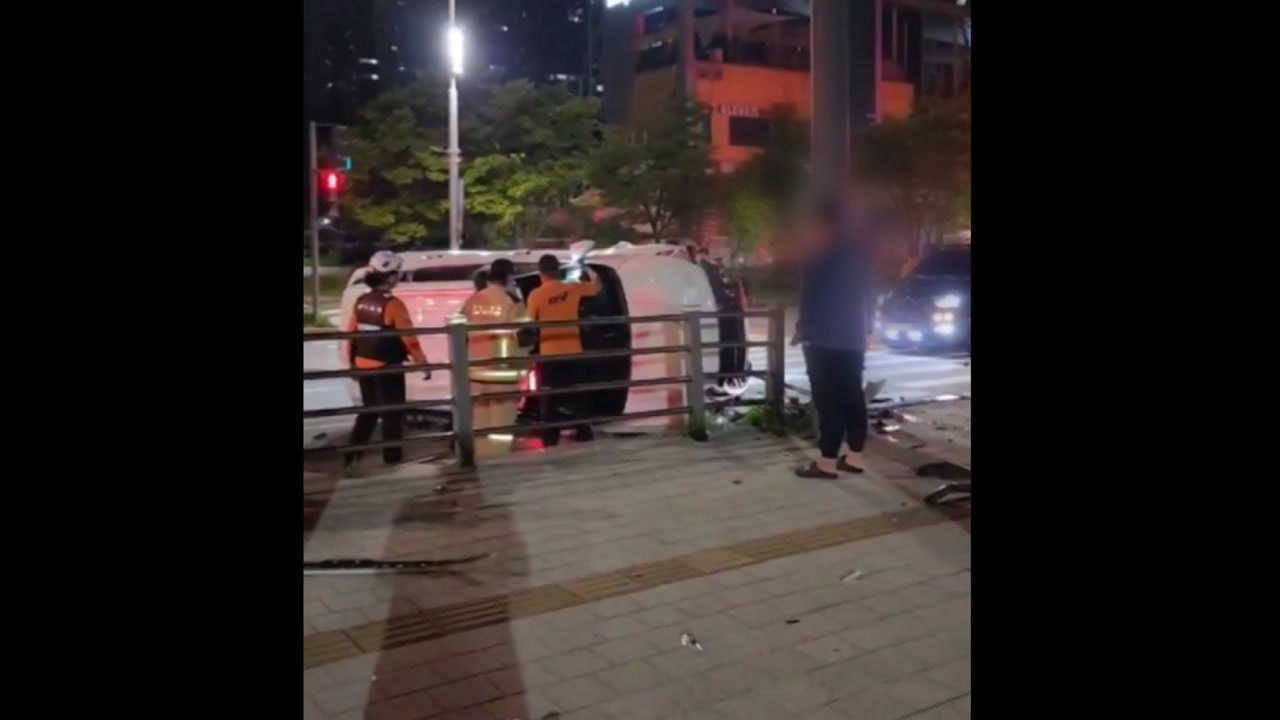 인천 송도에서 승용차 가드레일 들이받고 넘어져...운전자 부상 / YTN