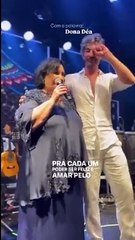 Mãe de Paulo Gustavo se emociona em casamento de amigos gays na Bahia: 'Briguei com família inteira pelo meu filho'