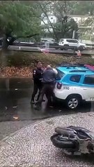 Motoboy é agredido com socos e pontapés por PMs no Rio
